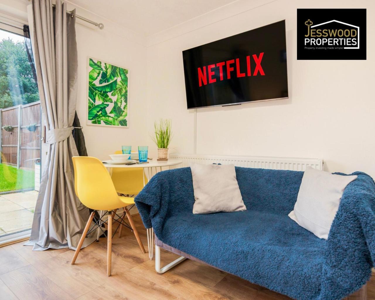Bright And Cosy Studio Apartment By Jesswood Properties Short Lets With Free Parking Near M1 & Luton