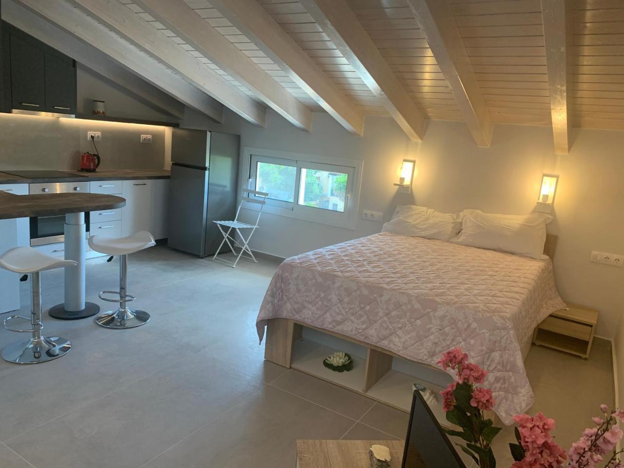 Terpsichore Boutique Bright New Sofita Studios & Appartment