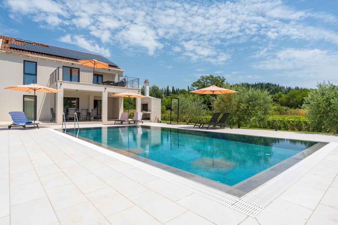 Green & Blue Five Bedroom Villa With Private Pool & Complete Privacy