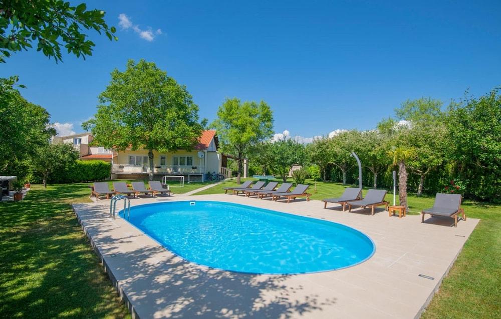 Large Home With Pool,bubble Bath & Fenced Garden