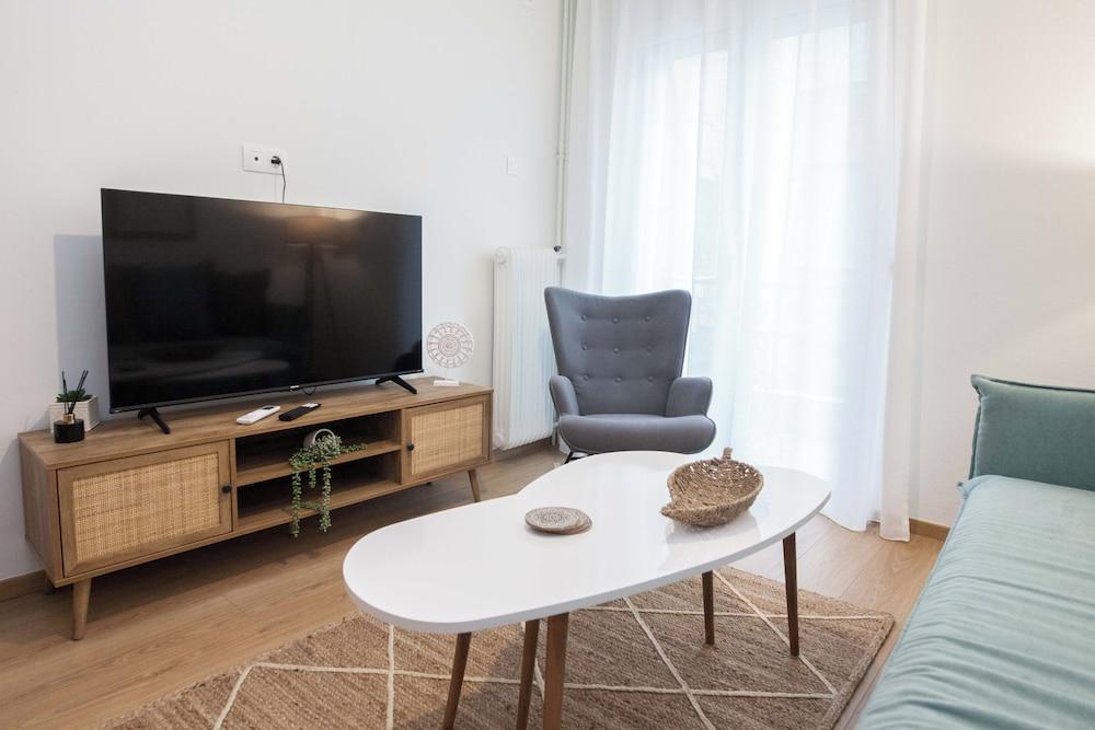 Fresh Urban Apt With Balcony In Zografou