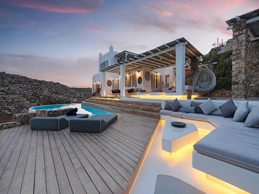 Stunning Villa Surrounded by Lush Greenery