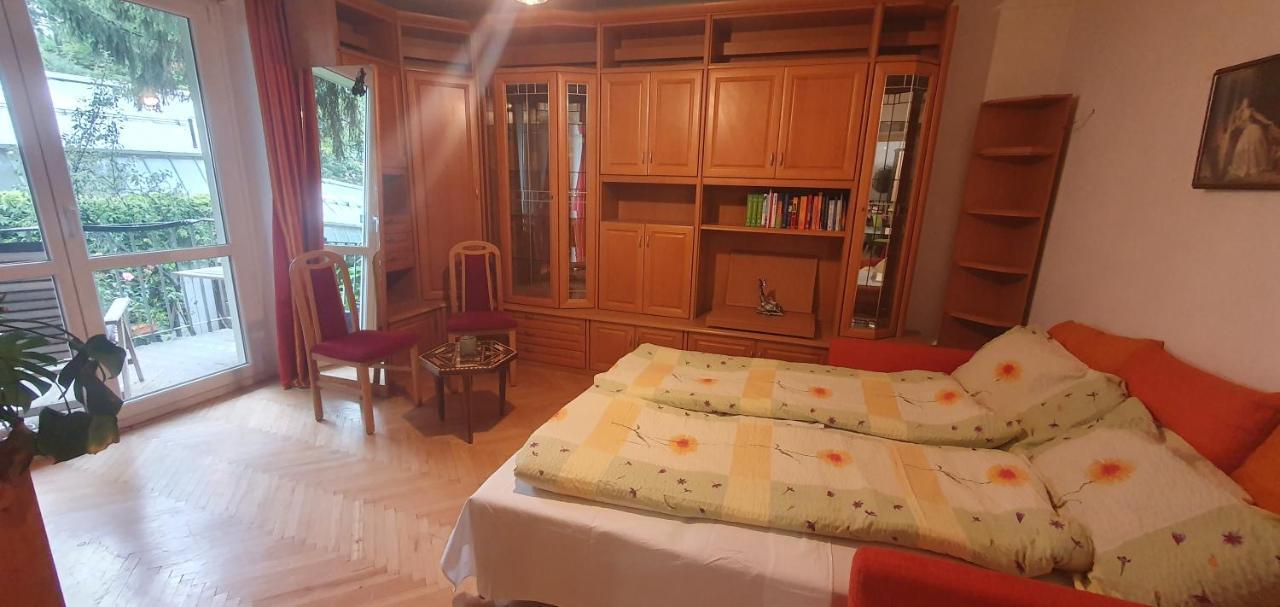 Wolfs Balkonruhe, Geraumig S-bahn Krottenbach