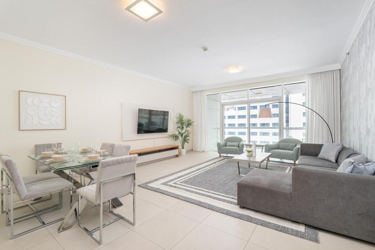 Beachfront Bliss Luxurious 3-Br Stay in Jbr