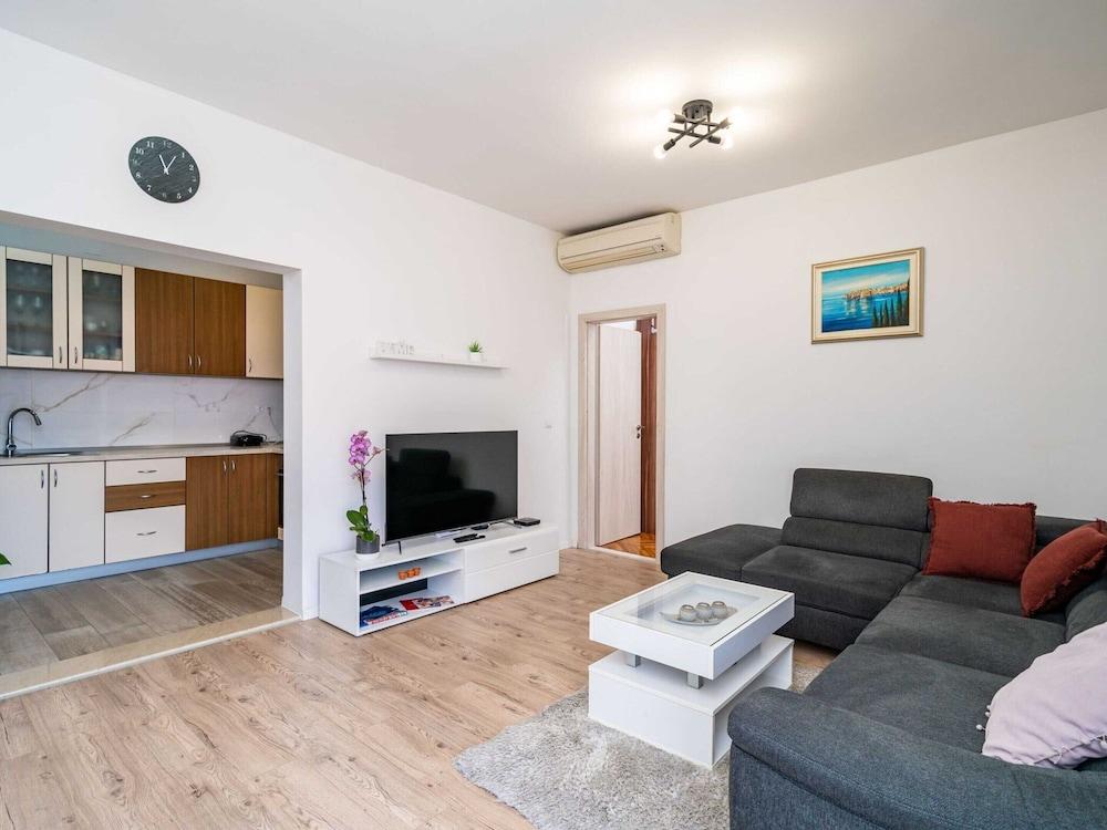 Apartment N & I One Bedroom With Terrace