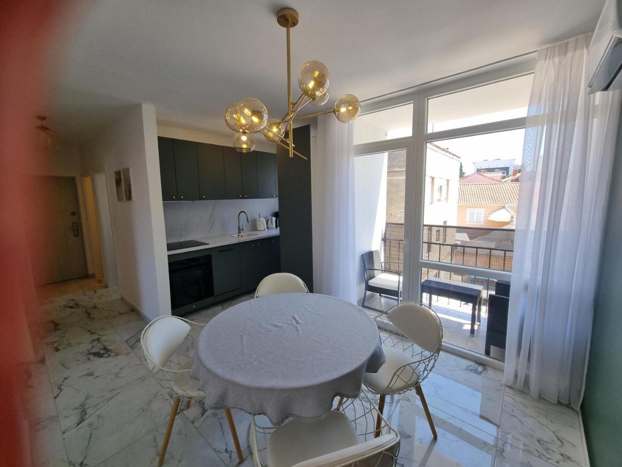 Apartment With View On City Marine