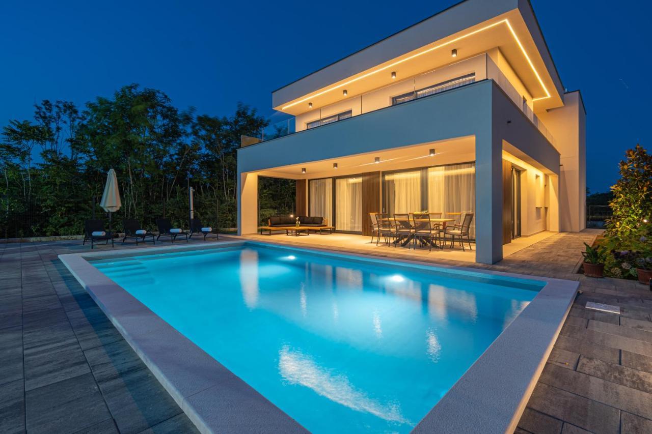 New Luxury Villa Noel With Tennis Court