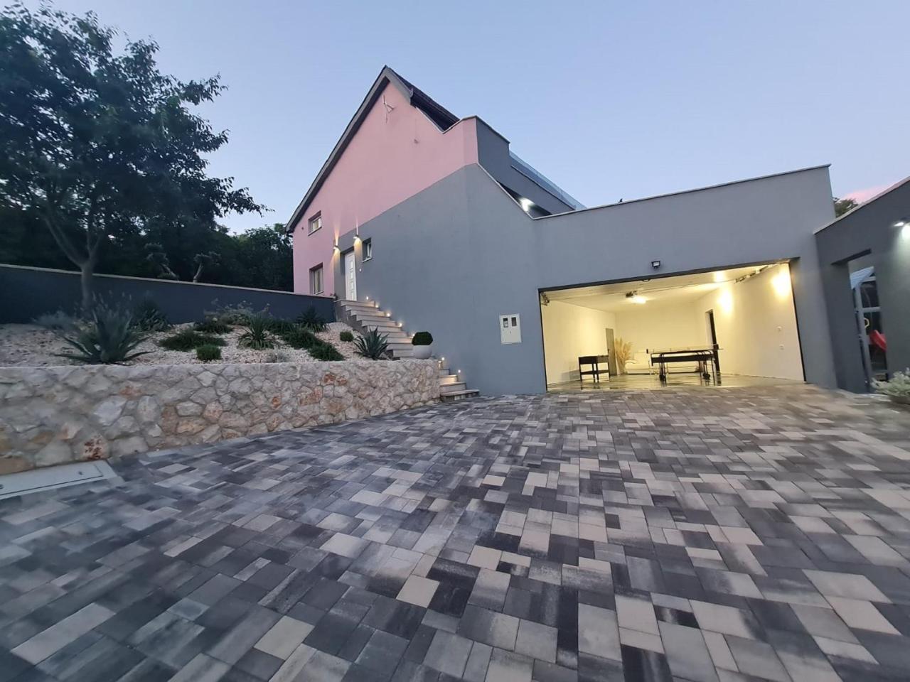 Villa I & N