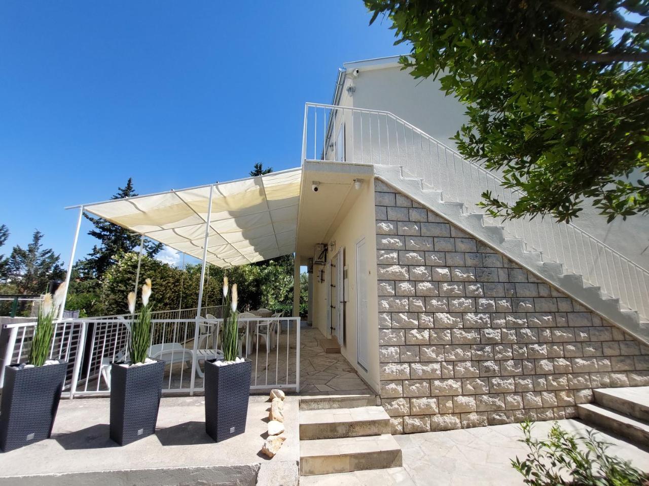 Flora Apartman Sutivan