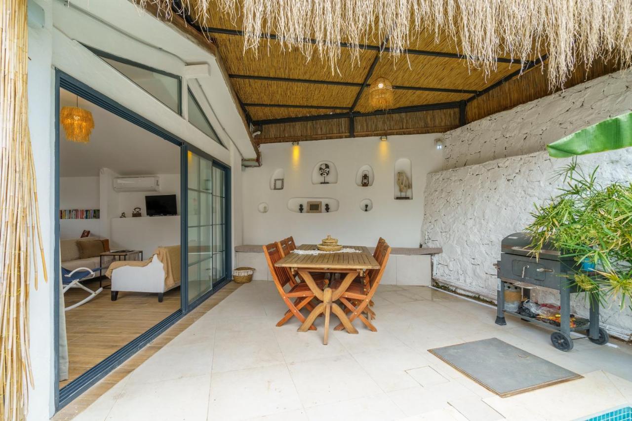 Koy Icinde Zevkle Dosenmis Ozel Havuzlu Luks Tas Villa