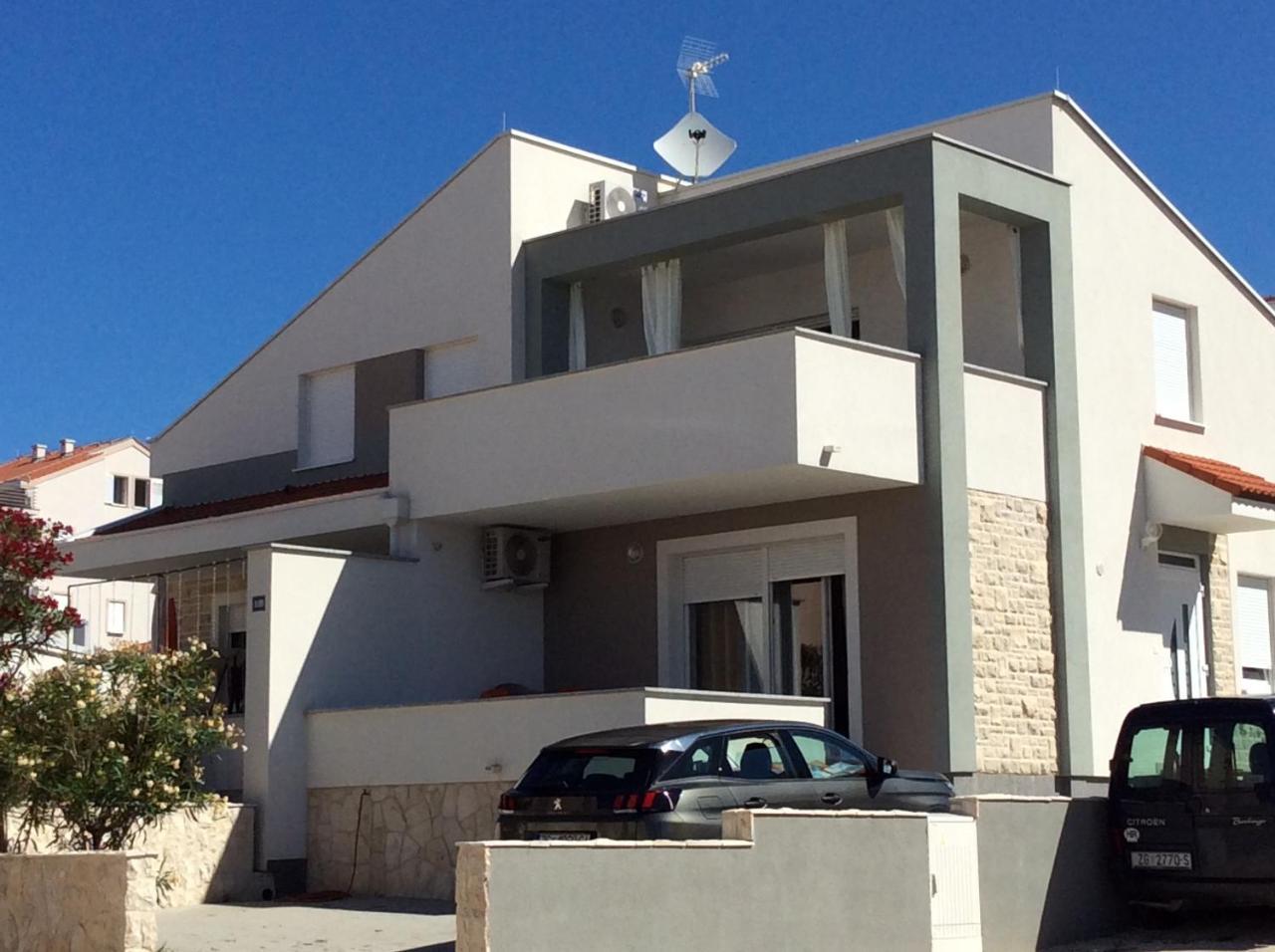 Penthouse B & W Luxury Apartment