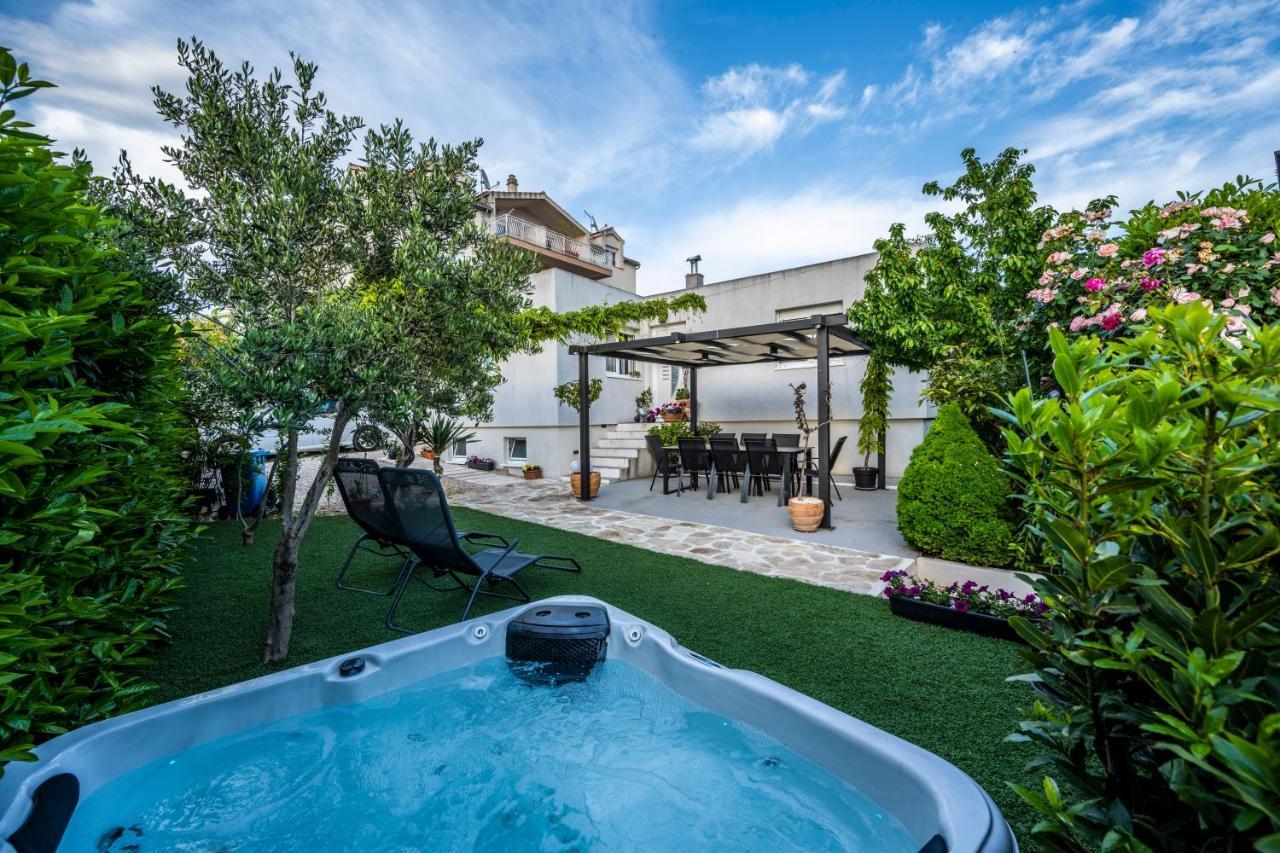 Modern Apartment With An Outdoor Jacuzzi