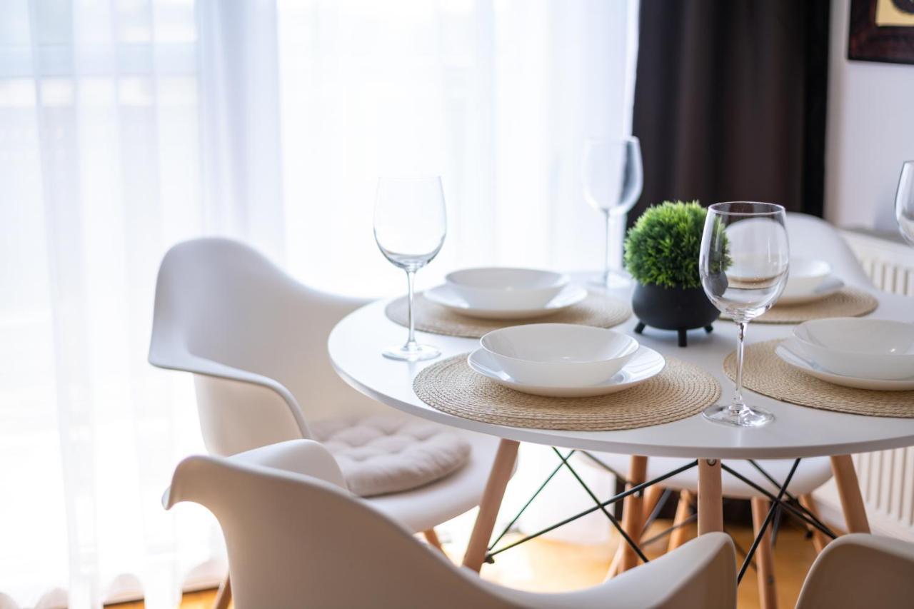 Business & Travel Lounge With Private Parking