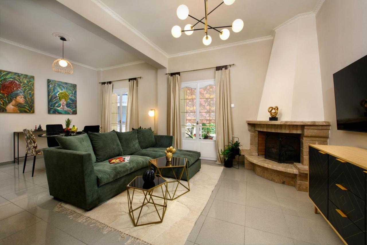 Regina's Downtown Apartment by Corfuescapes