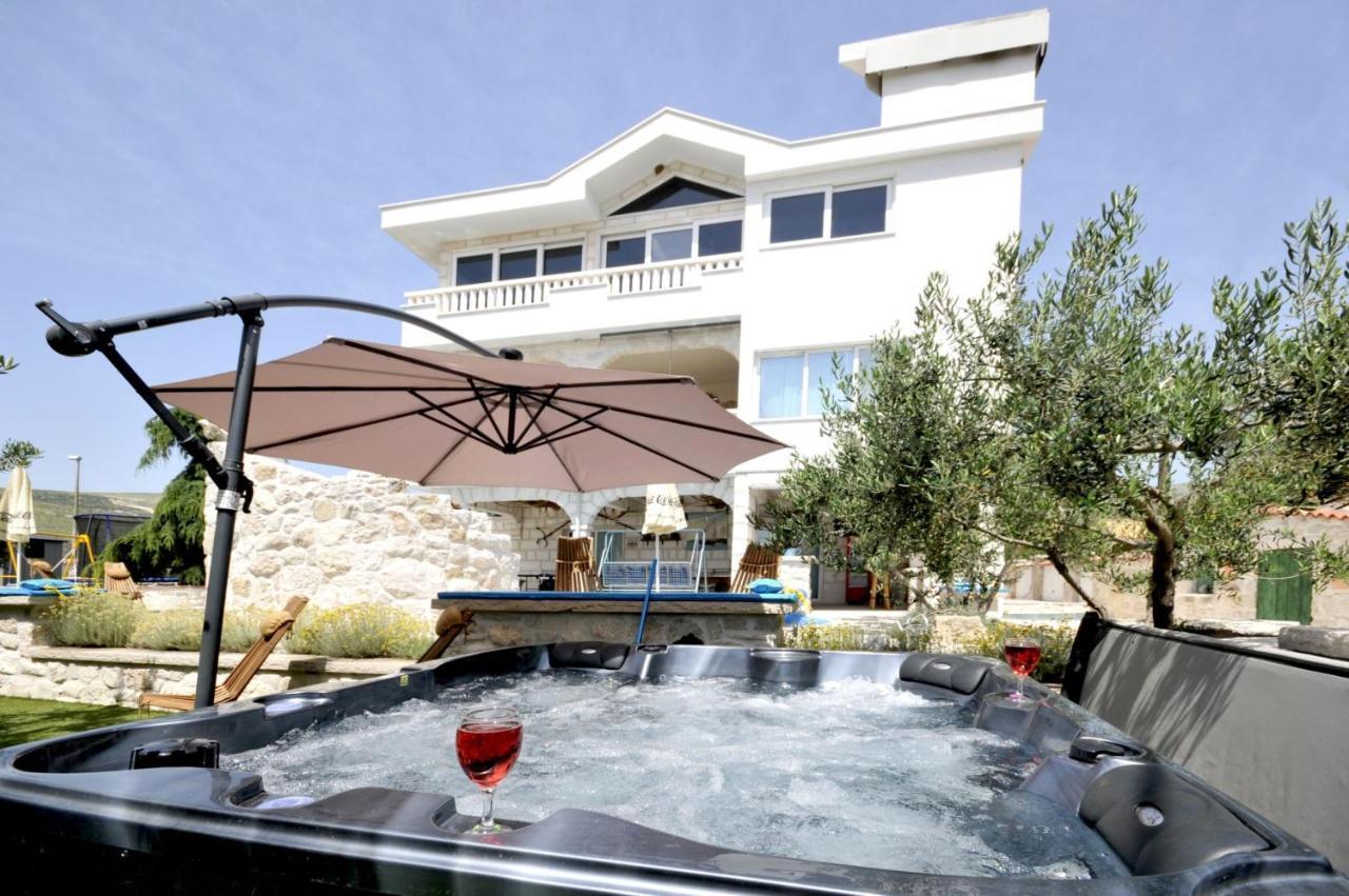 Stagnum Baba Impressive Luxury Villa With Heated Pool, Hot Tub, Playroom & Upscale House Design