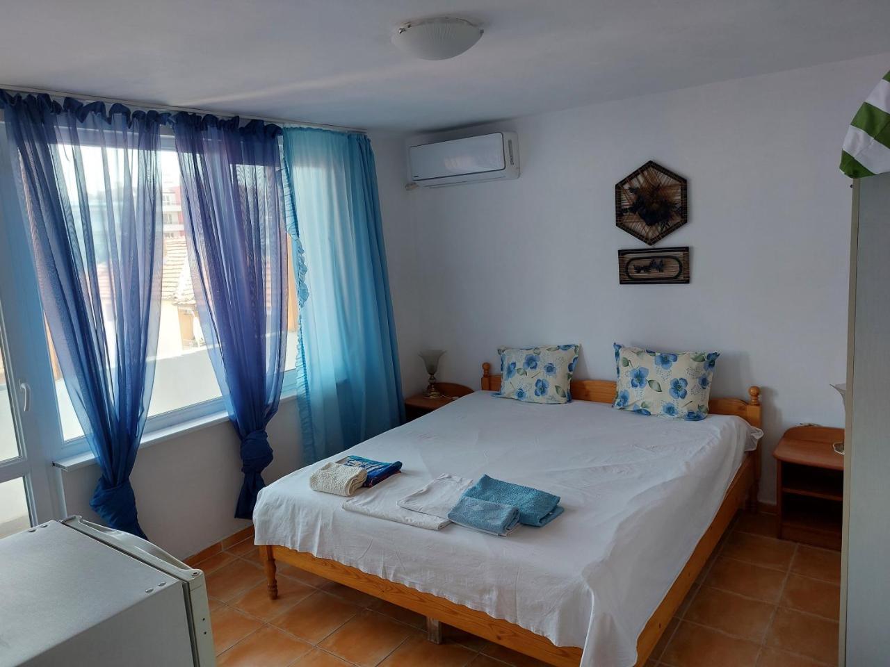 Samostoqtelni Stai Na Brega Na Moreto