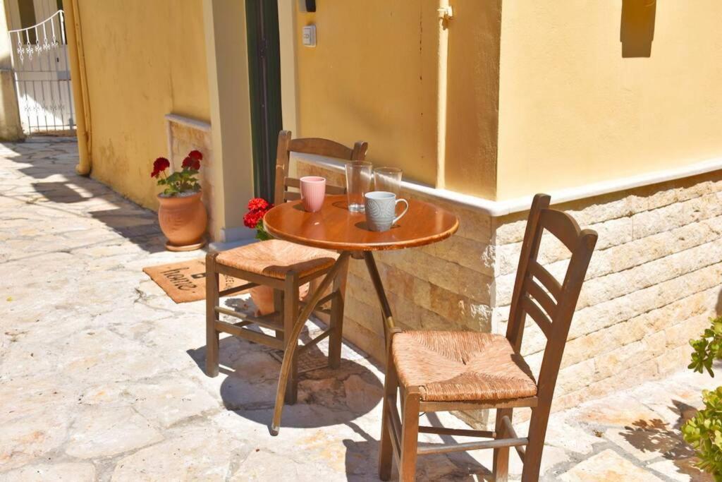 Zia Maria's House Next To Corfu Port