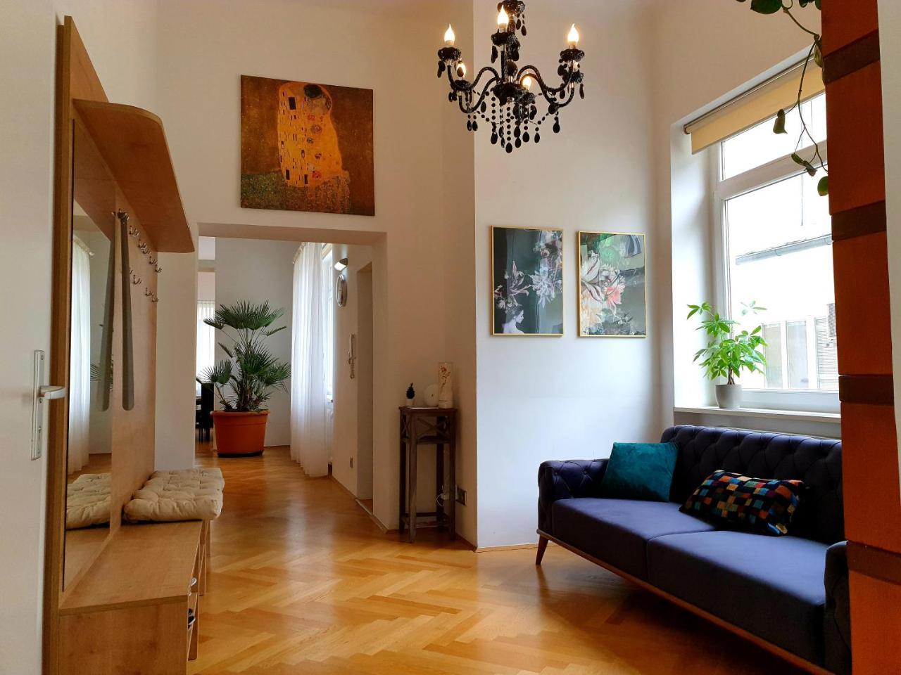 Sunny & Spacious Apartment Near City Centre