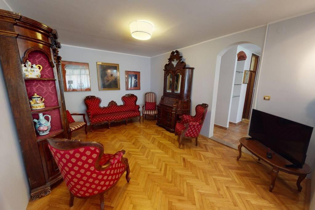 Writer's Apartment In An Unique Split District