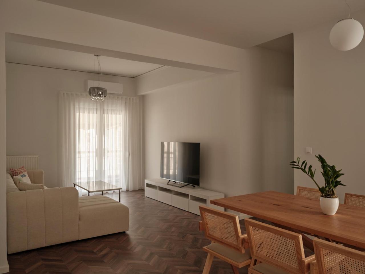 Bright & Airy 3br Penthouse In Piraeus