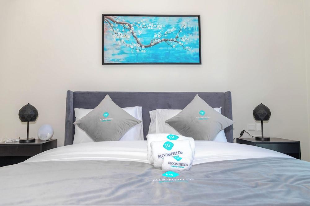 Bloomfields Modern 1br In Reflection