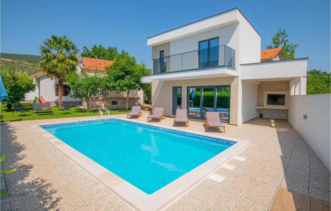 Three-bedroom Holiday Home In Donji Prolozac