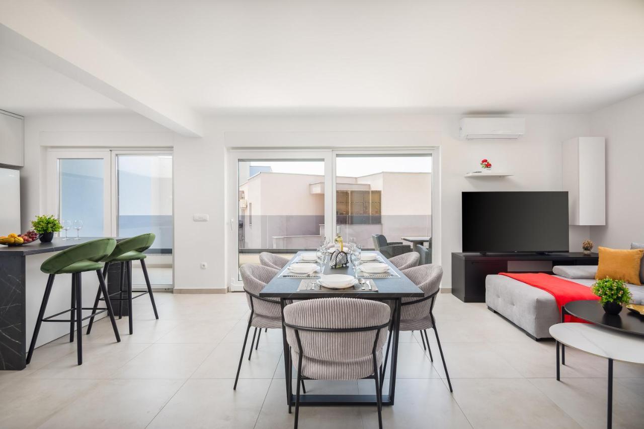 Lucas Luxury Apartment With Parking