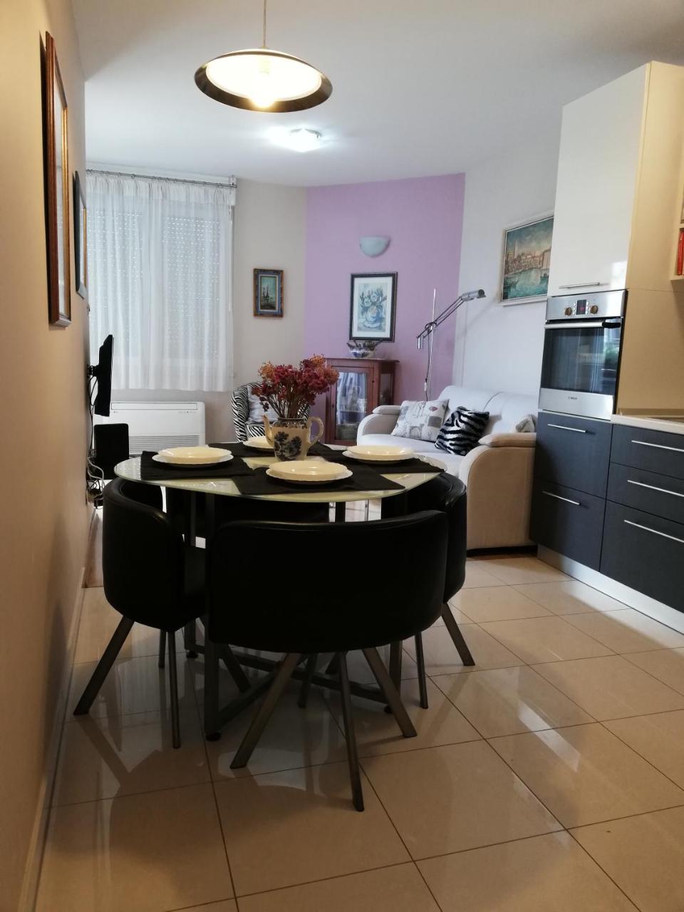 Near Beach Apartment Reno With Private Parking