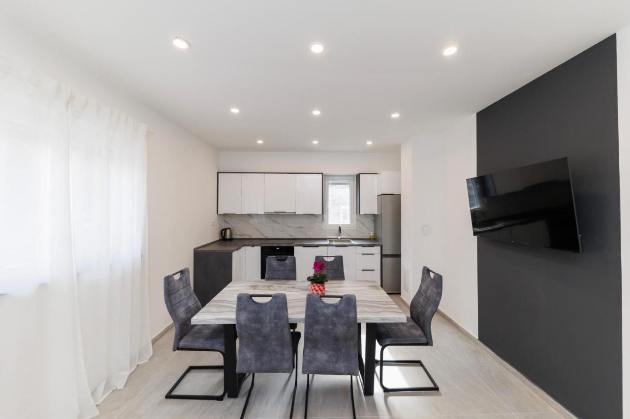 Three-bedroom Home Dina