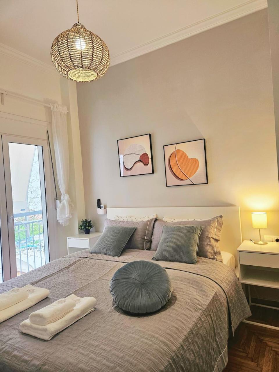 Lyt House At The Foot Of The Acropolis