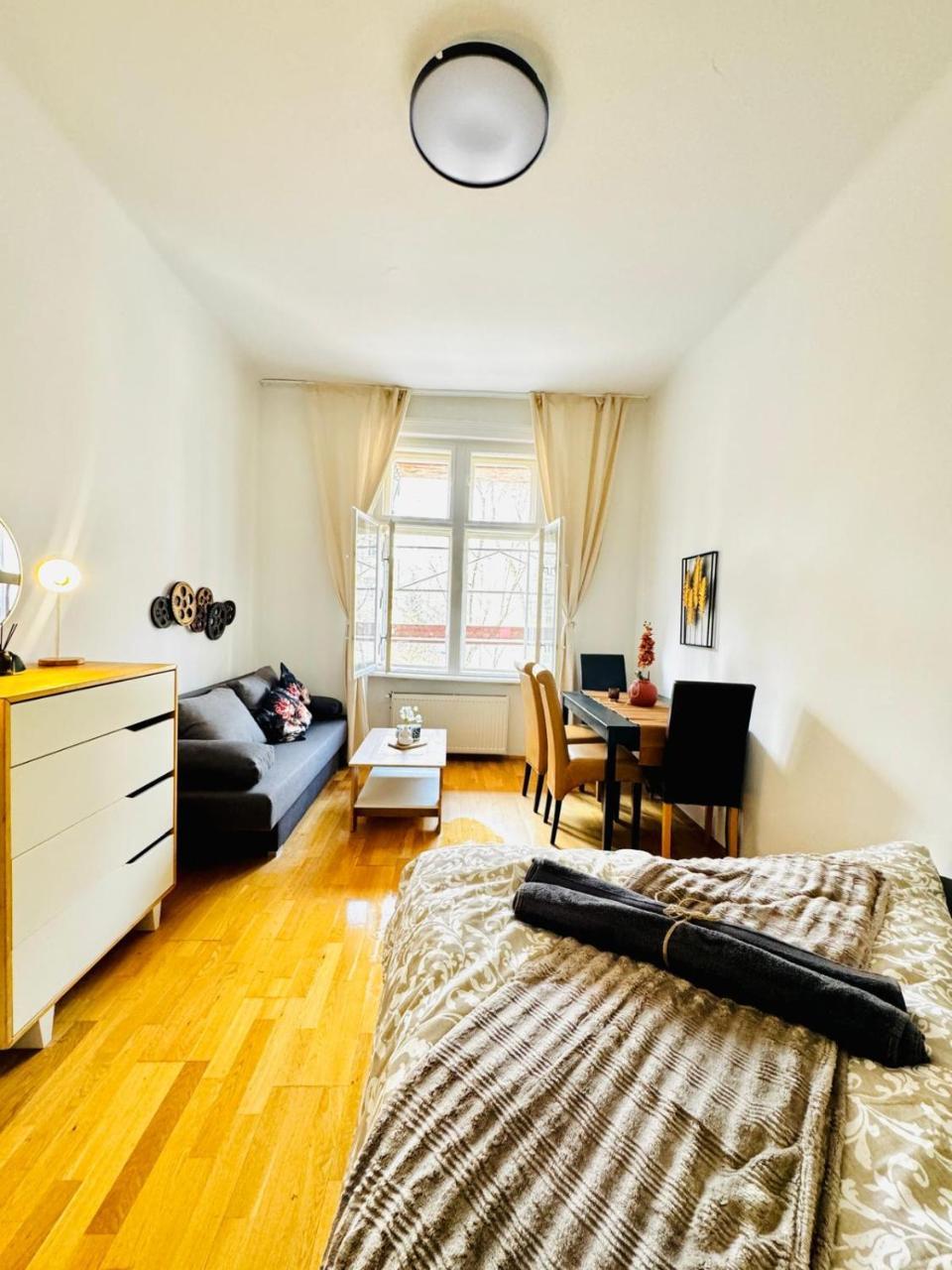 Lovely 2br Apartment For 5people, Only 17 Minute Walk To Schonbrunn