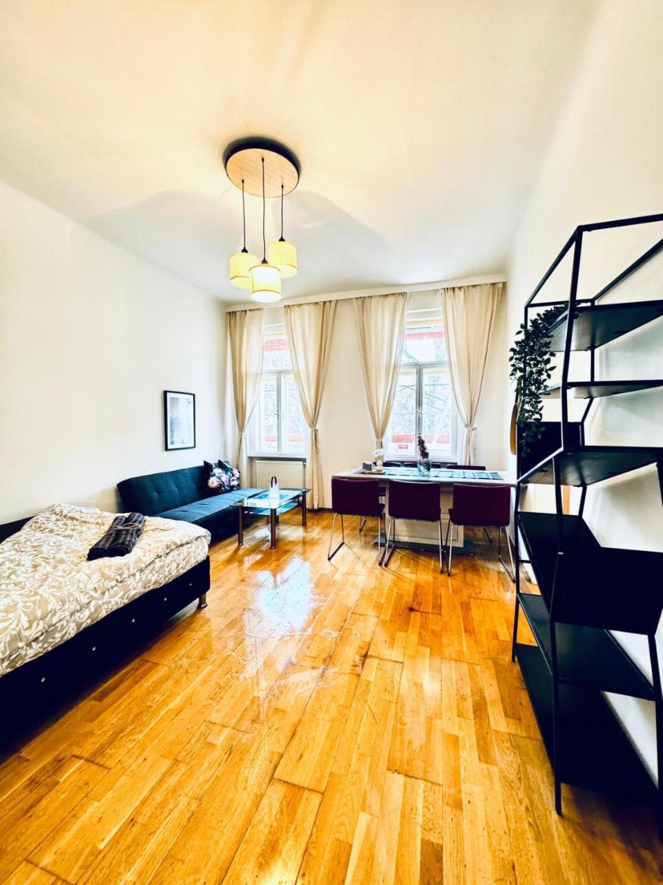 2br Apartment For 6 People, Only 17 Minute Walk To Schonbrunn