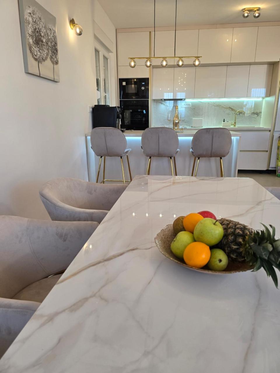 Marivi Luxury Apartment Above The Beach Znjan