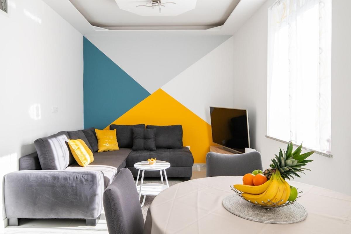 Yellow Old Town Apartment In Center Brand New