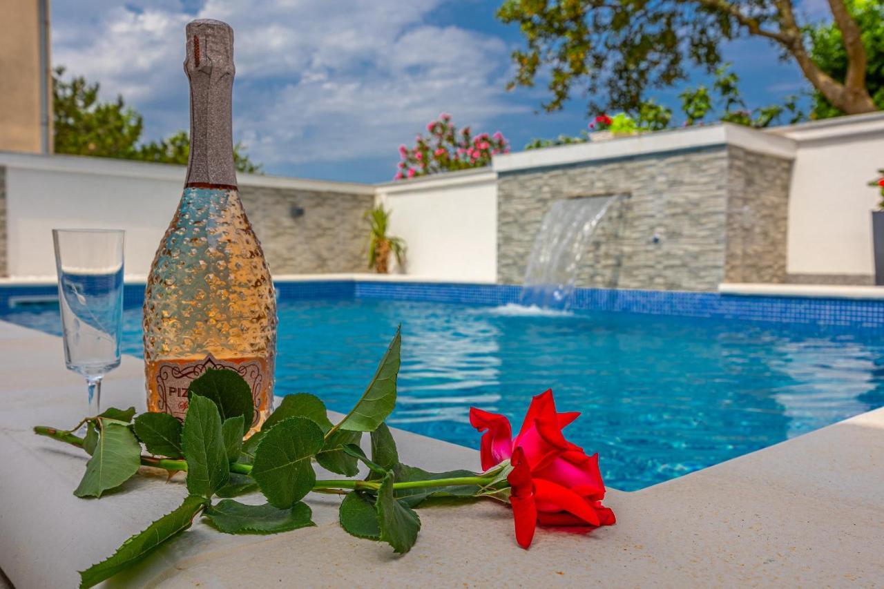 Holiday Home Dusak With Swimming Pool & Jacuzzi