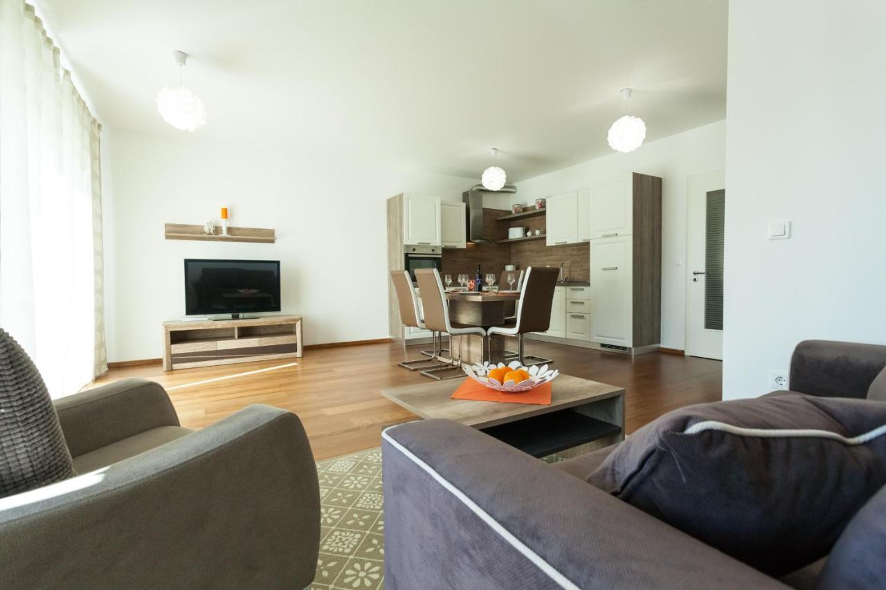 Deluxe Neli Apartments