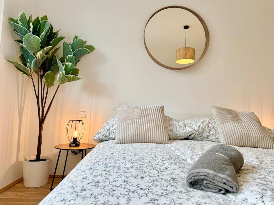 Modern Danube Apartment With Balcony & Free Parking