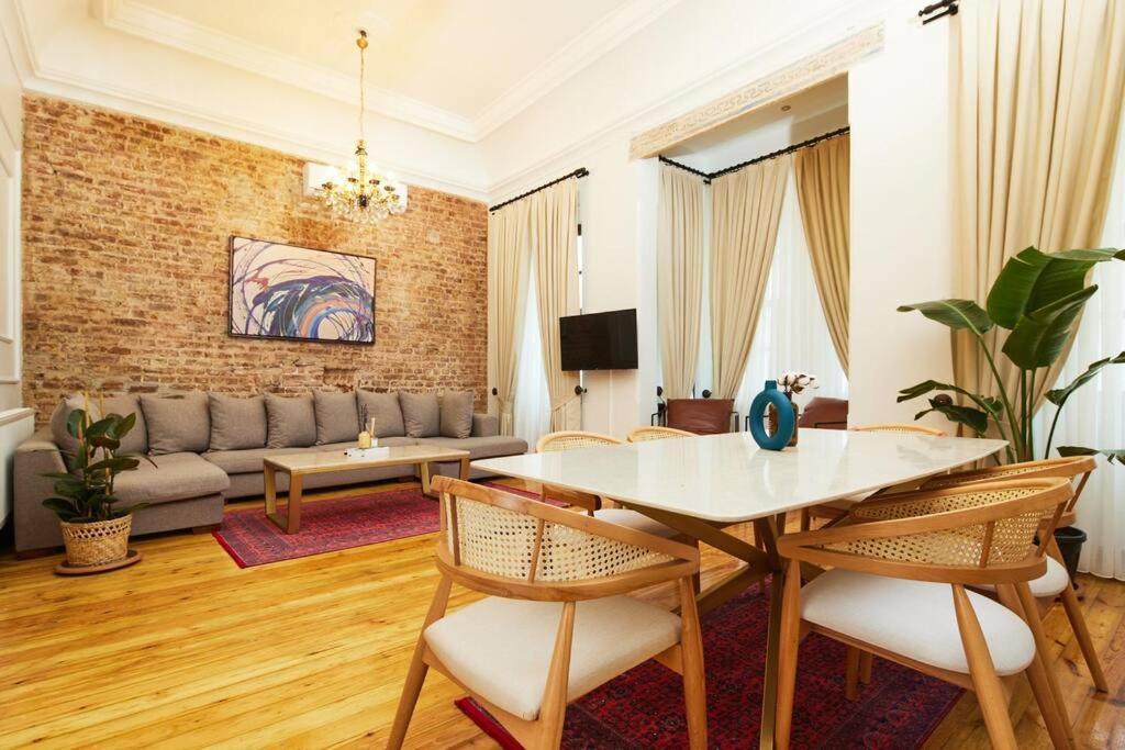Spacious 3br W Elevator & Ac In Taksim