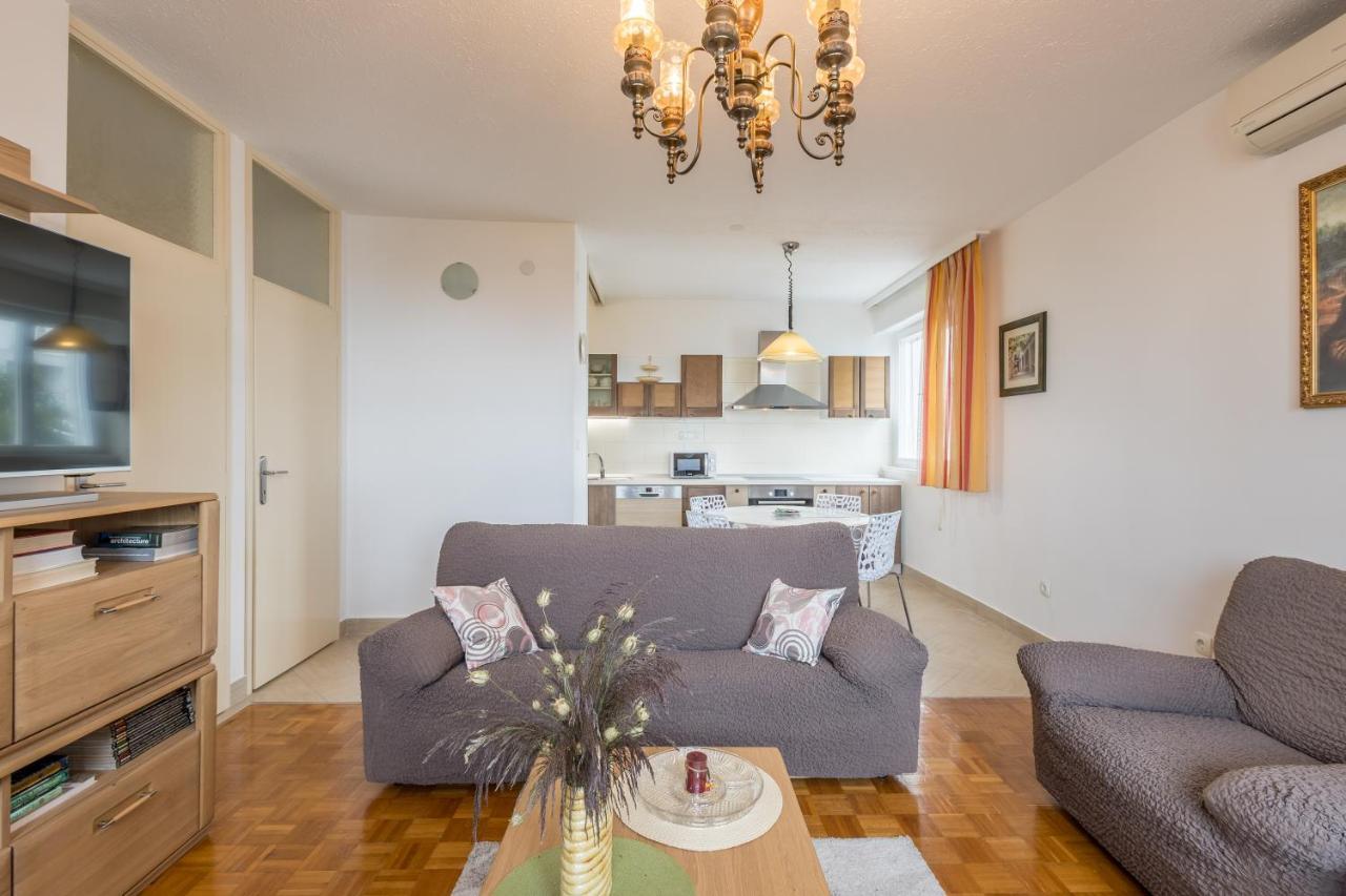 Apartment Issa & Sea View