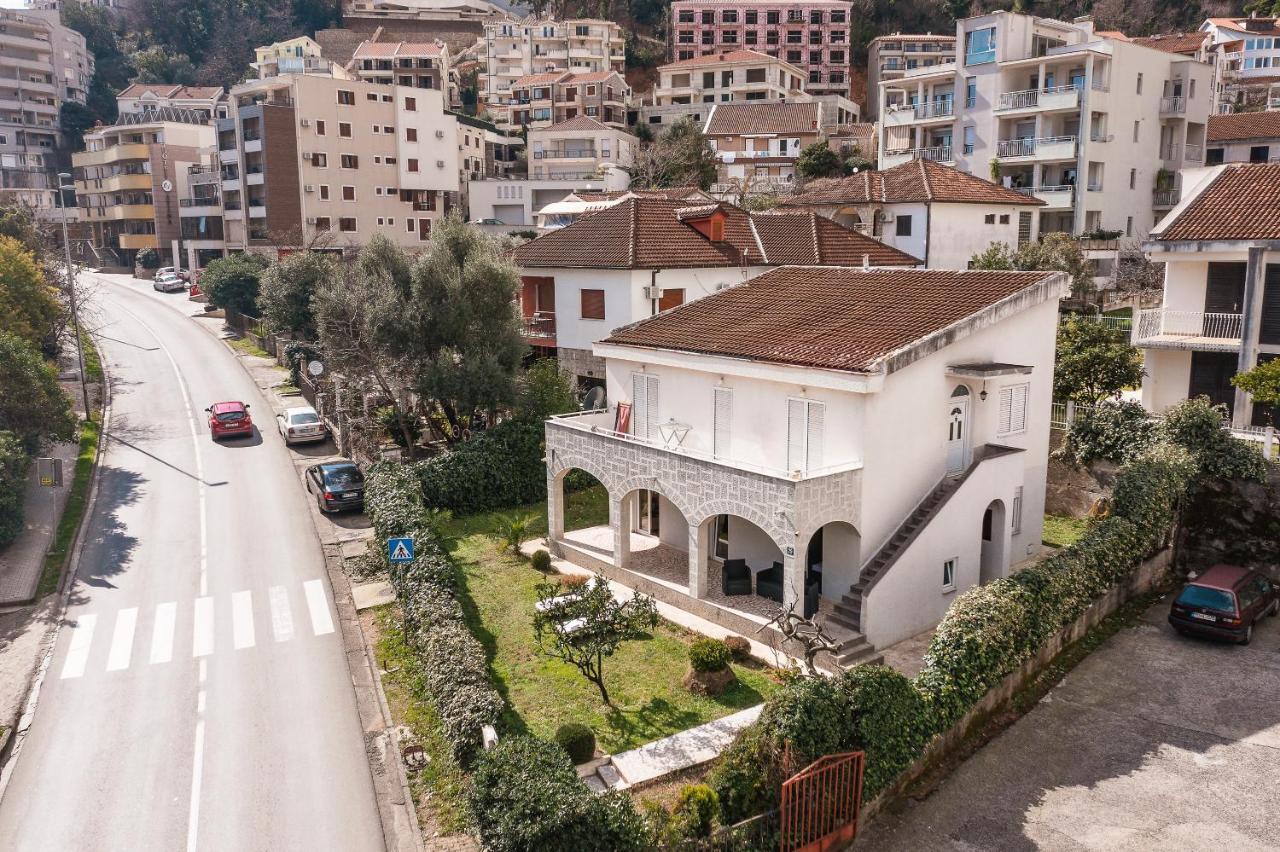 Montesun Holiday Novak Home