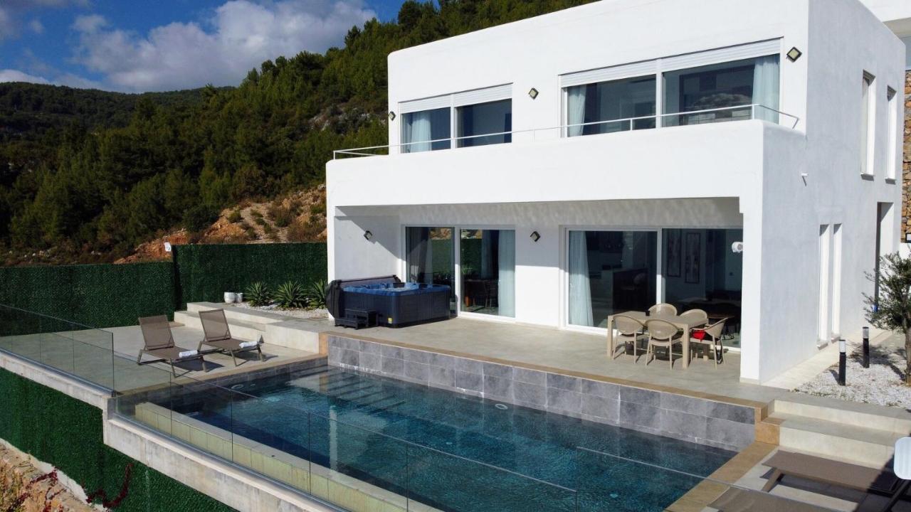Panoramic Villa With A Pool