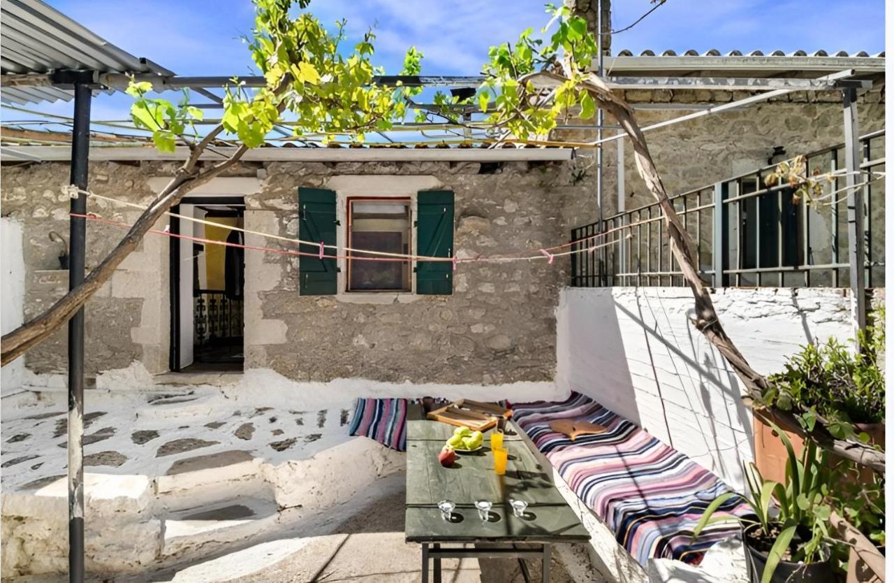 2-bed Home In Kolivata Sleeps 4 Wifi Parking