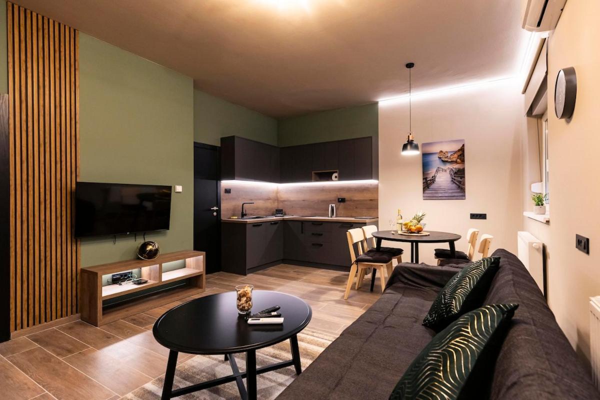 Elegant Noir Apt, 1bdr