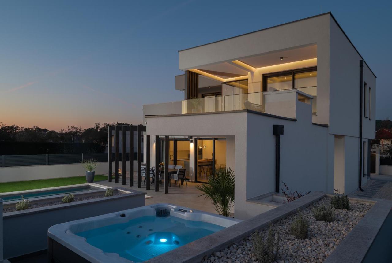 Villa Zenith With Private Pool & Jacuzzi