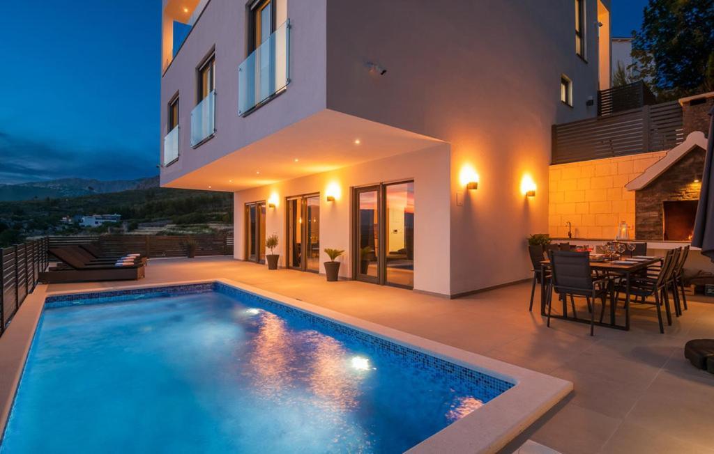 Villa With Beautiful View, Modern Furnishing & Pool