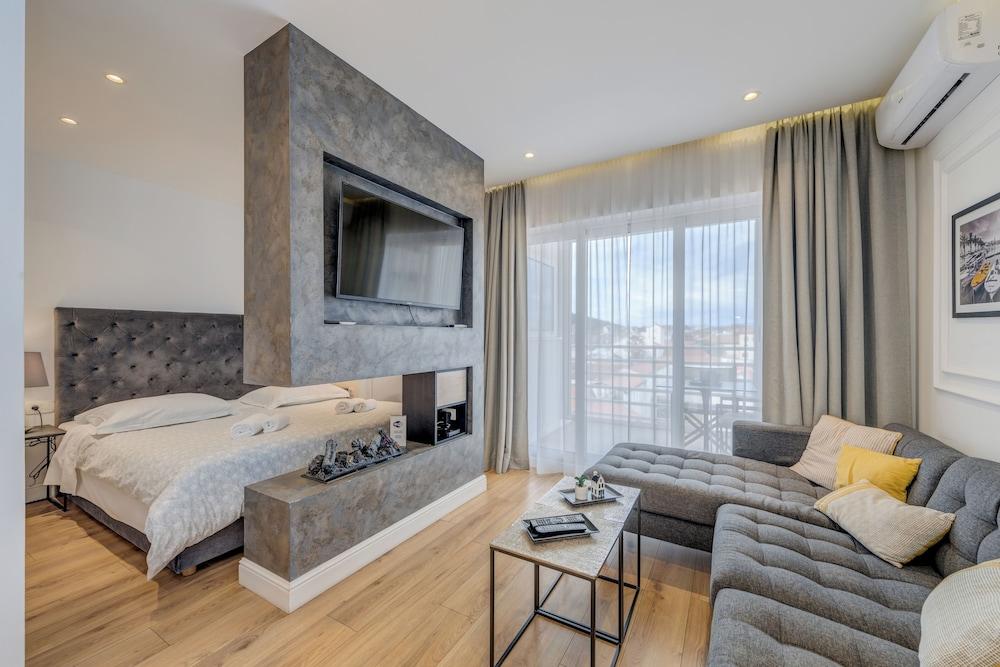 Romanca Deluxe Studio City View