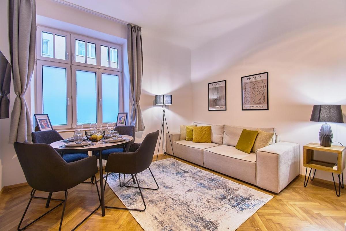 Posh Studio Apartment Klassisch & Schick