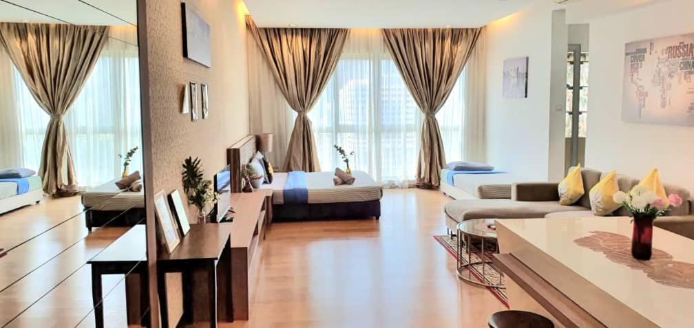 Regalia Suites with Infinity Pool Klcc by Staycation Homes