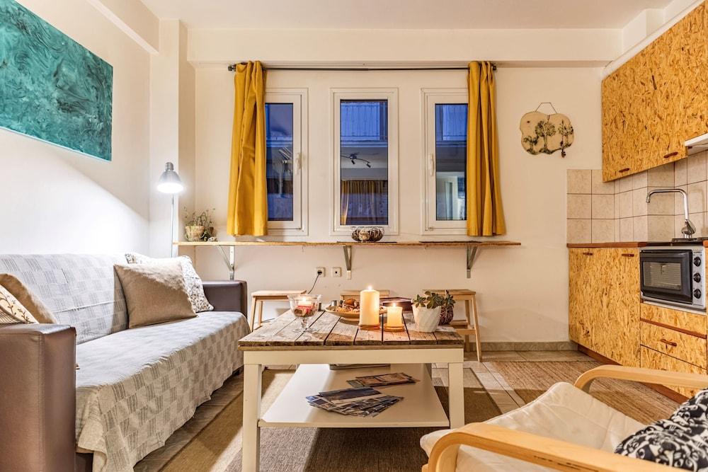 Downtown Central Suite With Private Parking