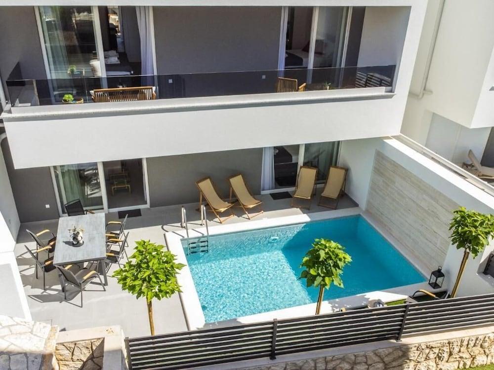 Smash A Apartments With Private Pool